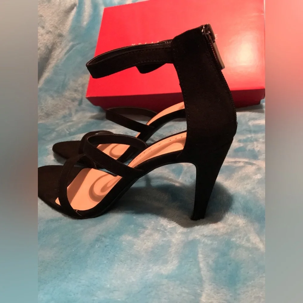 Black heels - Picture 3 of 6